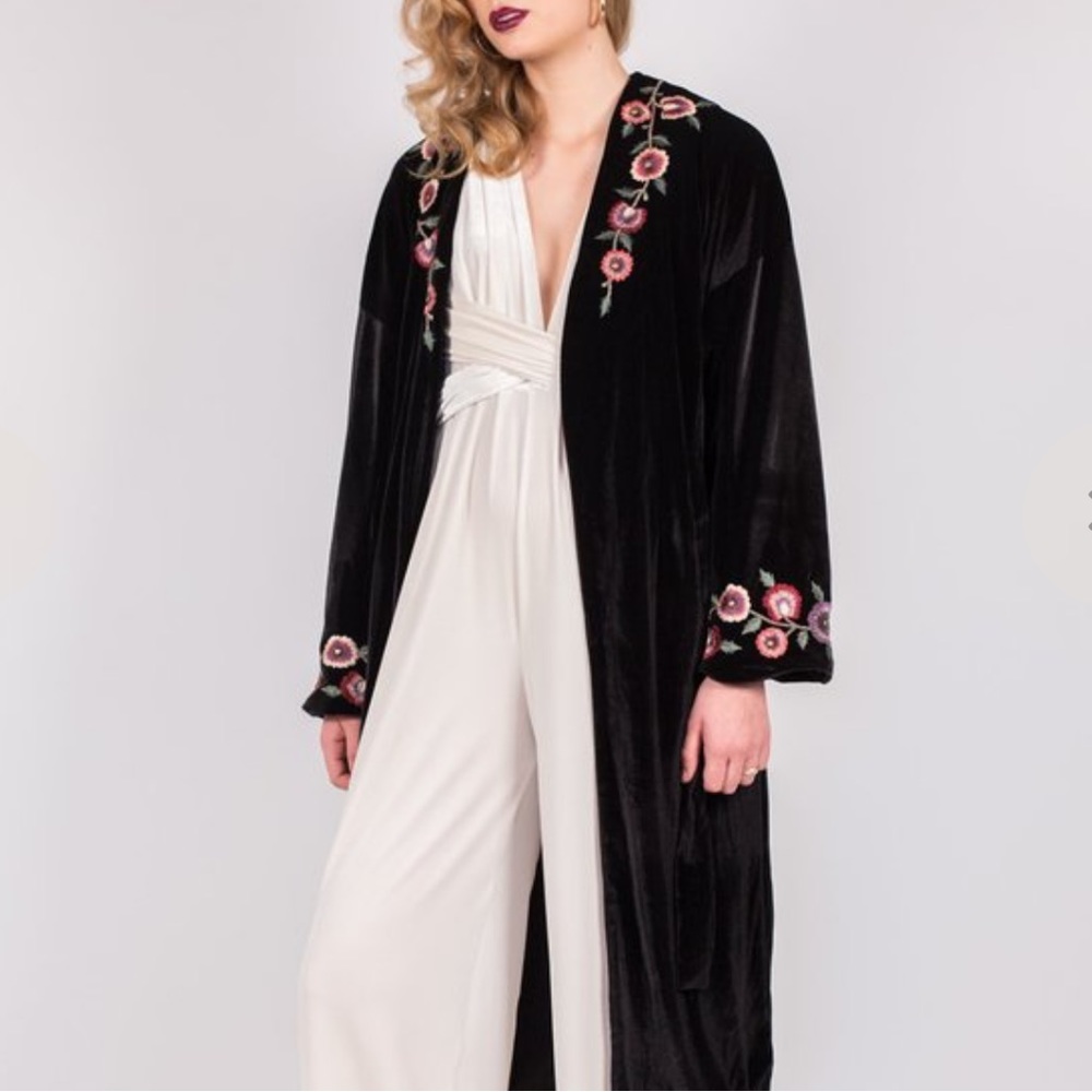 🌹Nwot Samantha Embroidered Velvet Overcoat/Robe